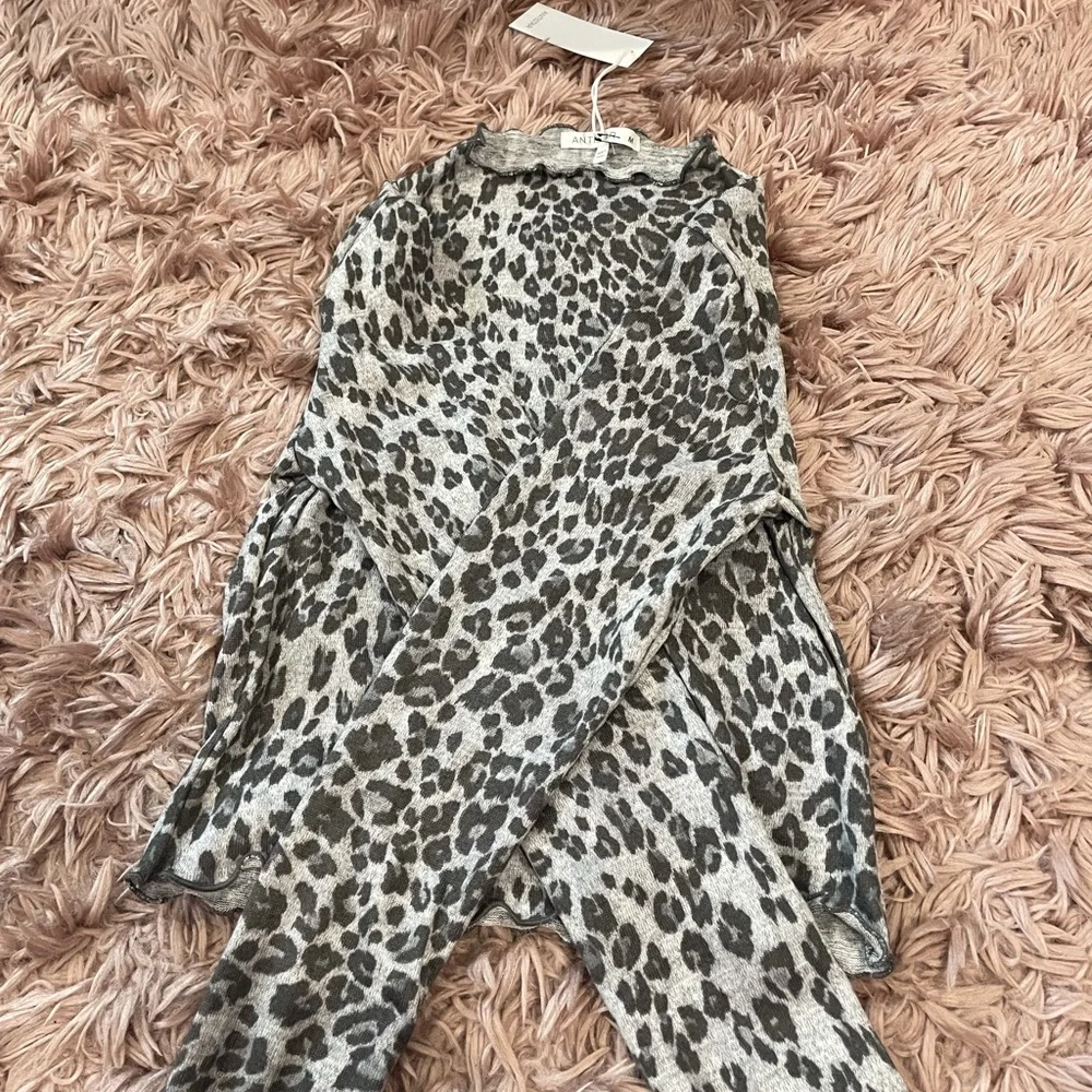 Gray leopard print long sleeve top - Picture 3 of 5